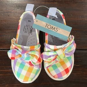 NWT Toms gingham w bow slip ons sz 6